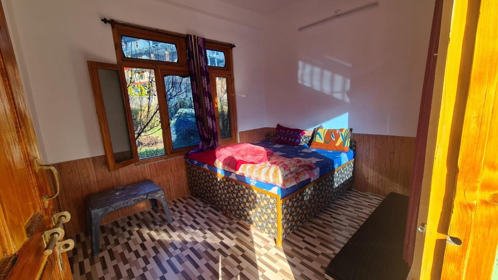 Snow View Guest House Kasol Habitación foto